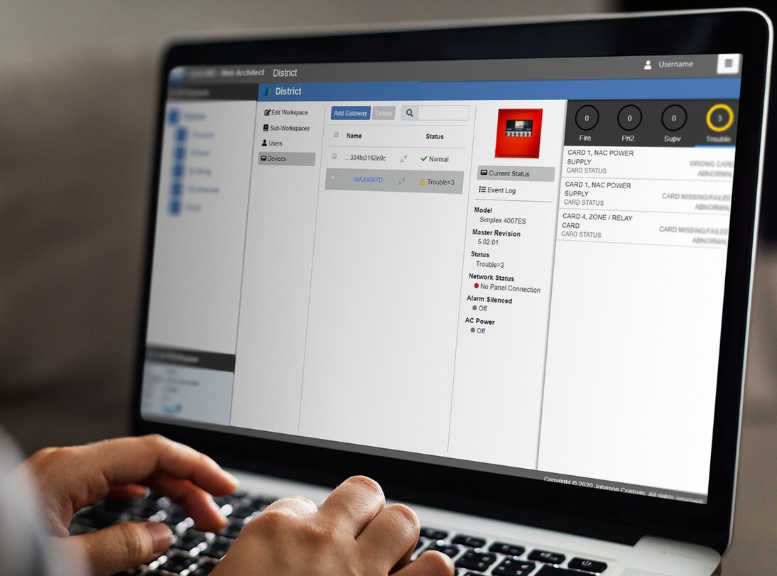 Primer plano de una persona trabajando en una computadora portátil